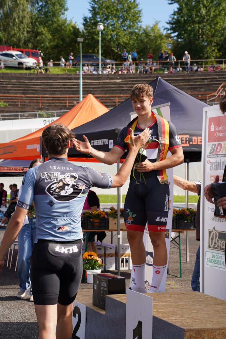 handschlag-sieger-podium-bahnrad-nachwuchsliga