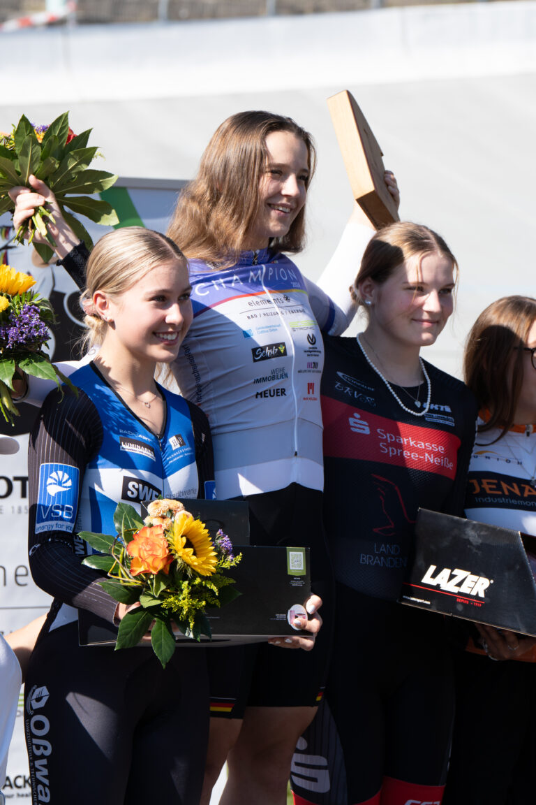 siegerehrung-maedchen-champion-trikot-bahnrad-nachwuchsliga